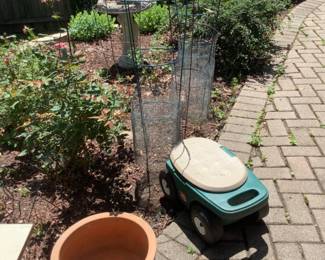 Garden caddy, pots, tomato cages