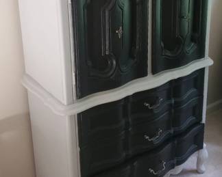 BW Painted Wood Chest Of Drawers Shelf
