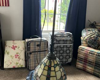 Dale Tiffany Antique Roadshow hanging light. There is another one like this but needs small repair 