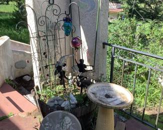 Beige Garden Birdbath, Concrete Material, Decorative Floral Pattern