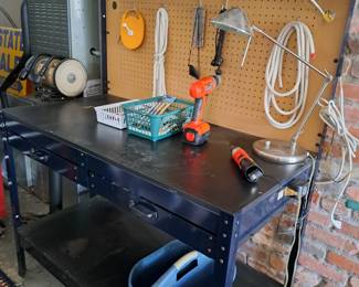 LIGHTED WORK BENCH