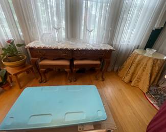 Sofa Table with 2 stools