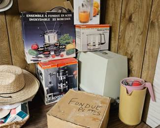 Vtg NIB items - fondue set/plates, juicer