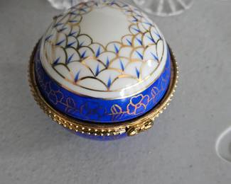 Porcelain trinket box