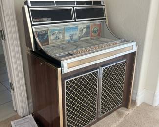 Seeburg 164580 Juke Box w/records. Needs new carriage.