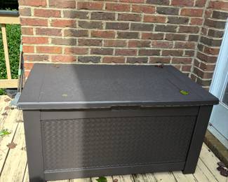 Outdoor storage box