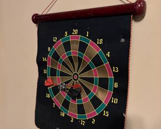 Magnetic dart board