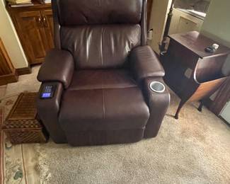 Leather where you sit electric recliner - large