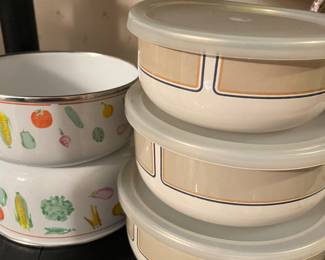 Vtg '70s Kobe Kitchen Enamel ware Mixing Bowls with lids