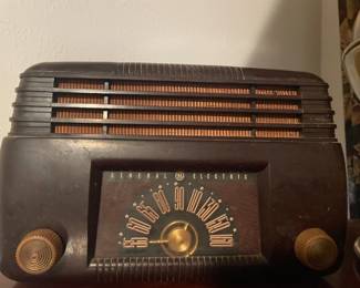 Vintage collectable 1946 general Electric post WWII model 100 tube table top radio. One of the all American five-tube AM Broadcast radio.