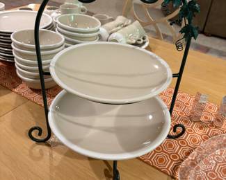 Platters "Whipped Cream" stoneware and tiered stand 