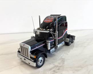 Lot 4513 Franklin Mint Peterbilt Model 379 Truck Tractor Diecast Model