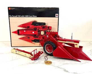 Lot 4520 Precision Series Farmall 560 2MH Corn Picker Diecast Model