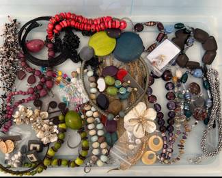 Lot 4710 Costume Jewelry Necklaces Earrings