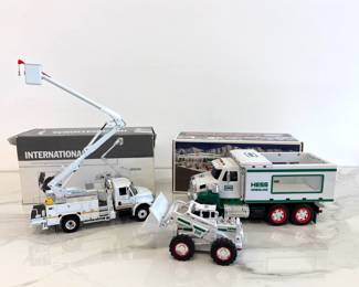 Lot 4506 International 4400 High Performance Model Toy Truck NEW Hess Toy Truck Front Loader