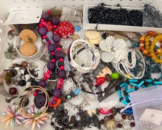 Lot 4709 Costume Jewelry Mix