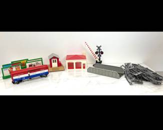 Lot 4802 Vintage Lionel Train Tracks and Accessories