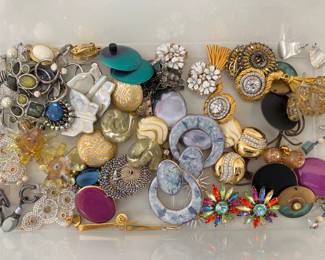 Lot 4708 Costume Jewelry Earrings