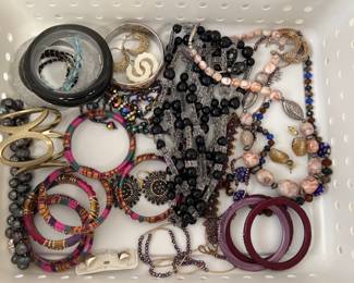 Lot 4704 Costume Jewelry Earrings Bracelets Necklaces