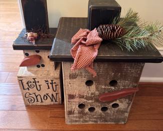 Lots of cute holiday decor 