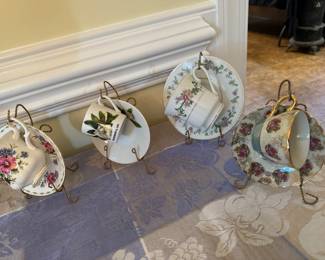 Teacups and saucers 
