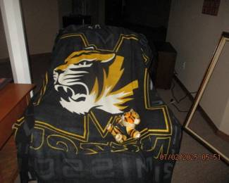 Mizzou throw and stuffed tiger