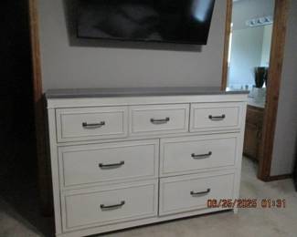 Echo chest of drawers