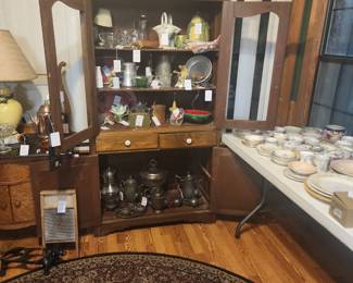 Lots of vintage or Antique treasures in the breakfast room 
