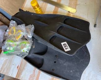 DIVING FLIPPERS AND GOGGLES