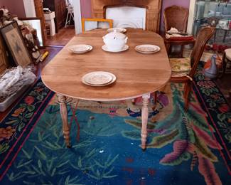 Dining table with 2 leaves