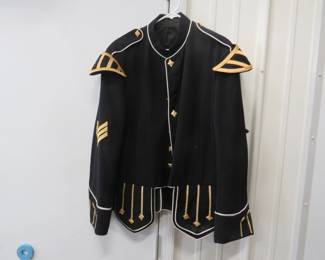 Lot 117. Scottish military doublet jacket in excellent condition. No size shown. Est. S/M