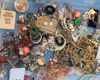 Lot 132. Costume jewelry