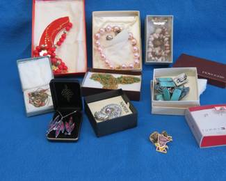 Lot 135. Costume jewelry