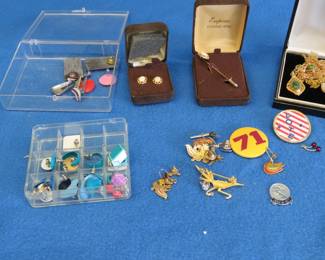 Lot 131. Costume jewelry