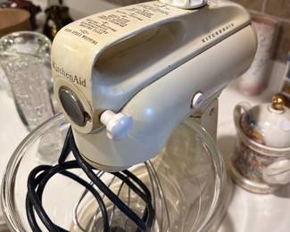 Vintage KitchenAid Artisan Series 5 Quart Tilt Head Stand Mixer