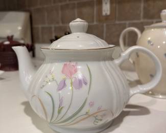 "Tea for Friends" Teapot collection 