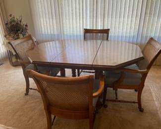 Nice kitchen table and chairs