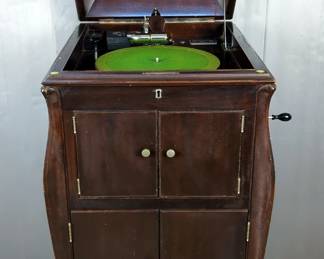 Victor Talking Machine Company VV-XI Gramophone with Records