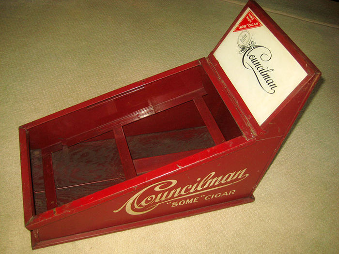 Vintage Humidor counter top cigar dispenser. Councilman “SOME” cigar, excellent condition.