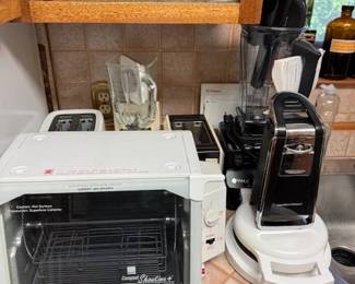 Small kitchen appliances, including a VitaMix