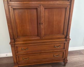 Real wood vintage chest dresser. Part of a matching set of bedroom furniture -6 pieces total
