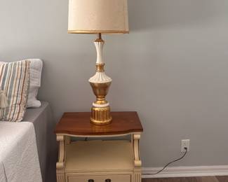 2 wooden nightstands - ivory with gold inlay
Large vintage lamps (2)
