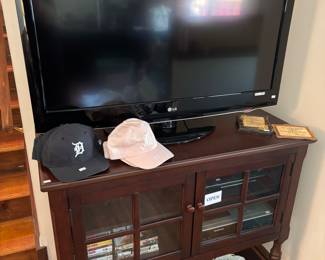 Entertainment Cabinets, Hats, Tv, Decorative Plates and Ceramic Pitchers