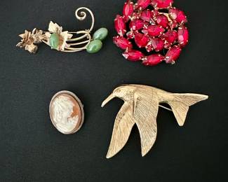 Brooches, including sterling shell cameo and Napier