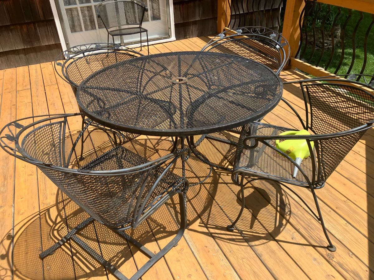 Wrought iron table w 4 chairs