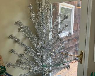 6' aluminum pom-pom Christmas tree