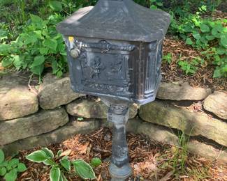 Cast aluminum mailbox