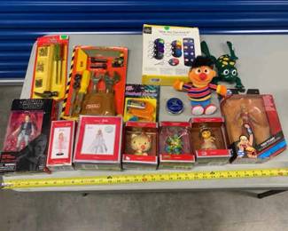 HHC017 Miscellaneous Children's Toys, Ornaments, and Tools