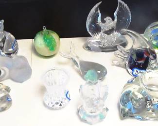 Blown glass cats and birds, to include Goebel marks.
