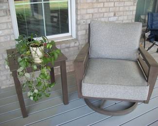 Swivel Patio Chair w/ accent table